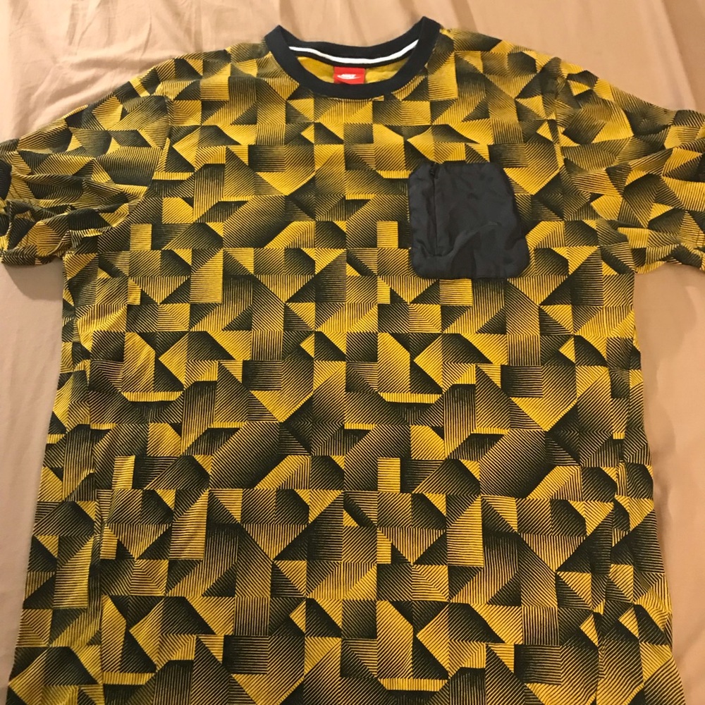 Nike AOP Graphic Pocket T-Shirt - Yellow/Black, XL